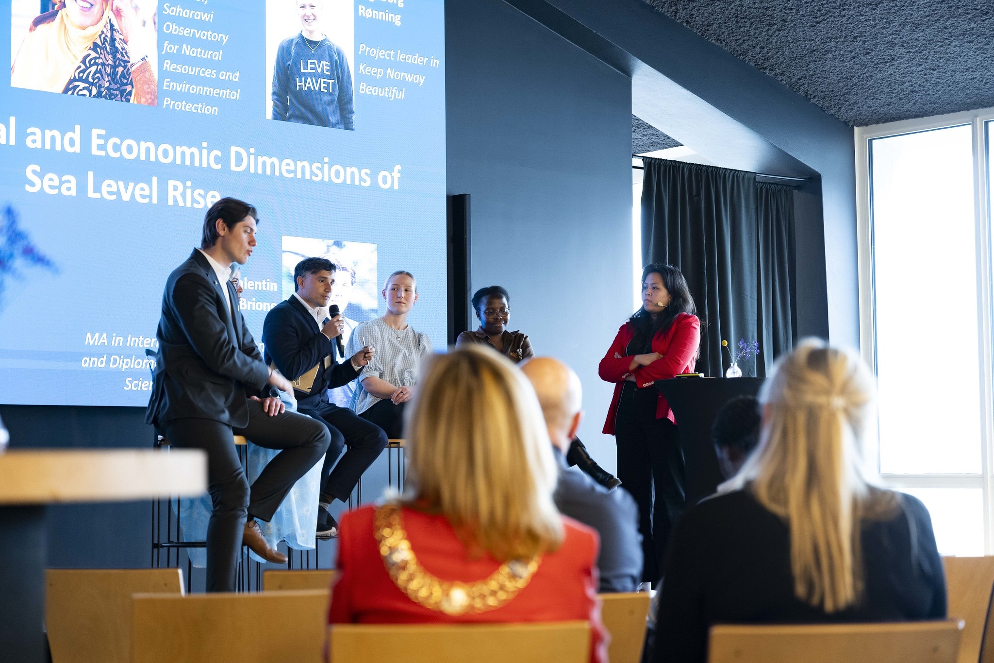 Bilde av mennesker på en scene og publikum under et arrangement under One Ocean Week