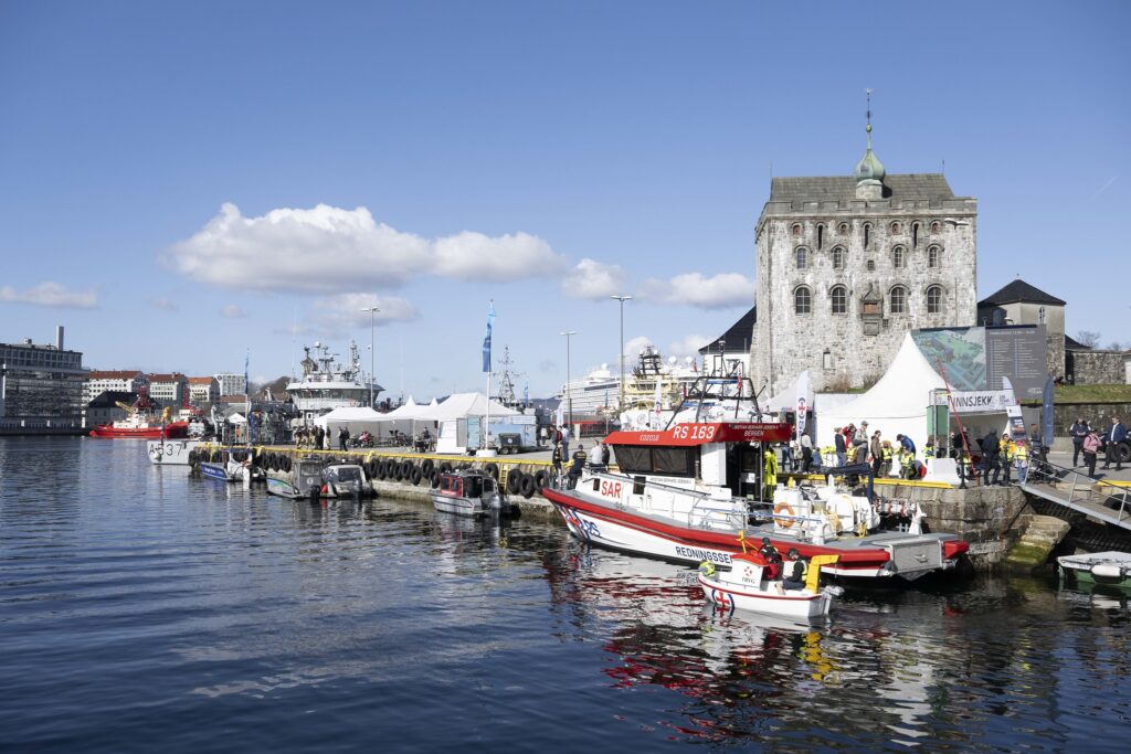 Båter til kai foran rosenkrantztårnet i Bergen under One Ocean Week