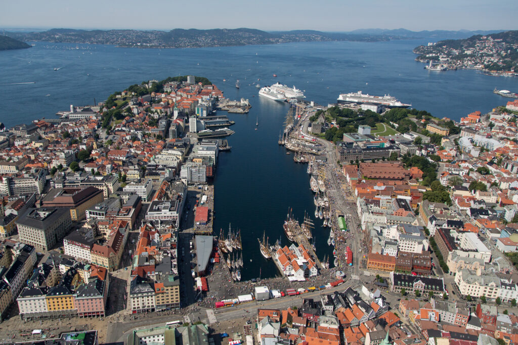Flyfoto av Vågen i Bergen.
