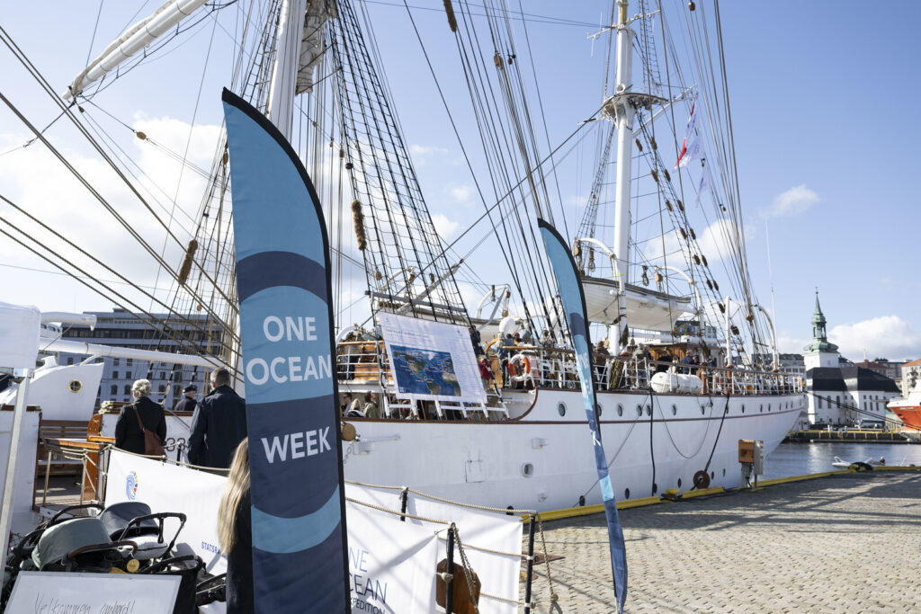 Bilde av Statsraad Lehmkuhl som ligger til kai i Bergen under One ocean Week