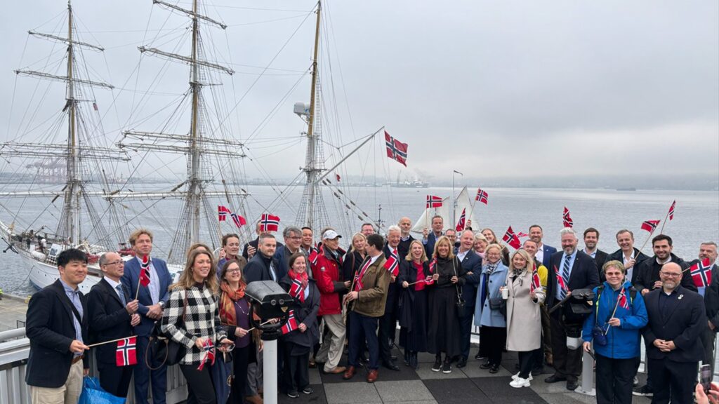 Norsk delegasjon foran Statsraad Lehmkuhl i Seattle