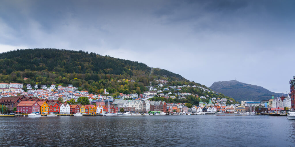 Bryggen i Bergen, sett fra sjøen.