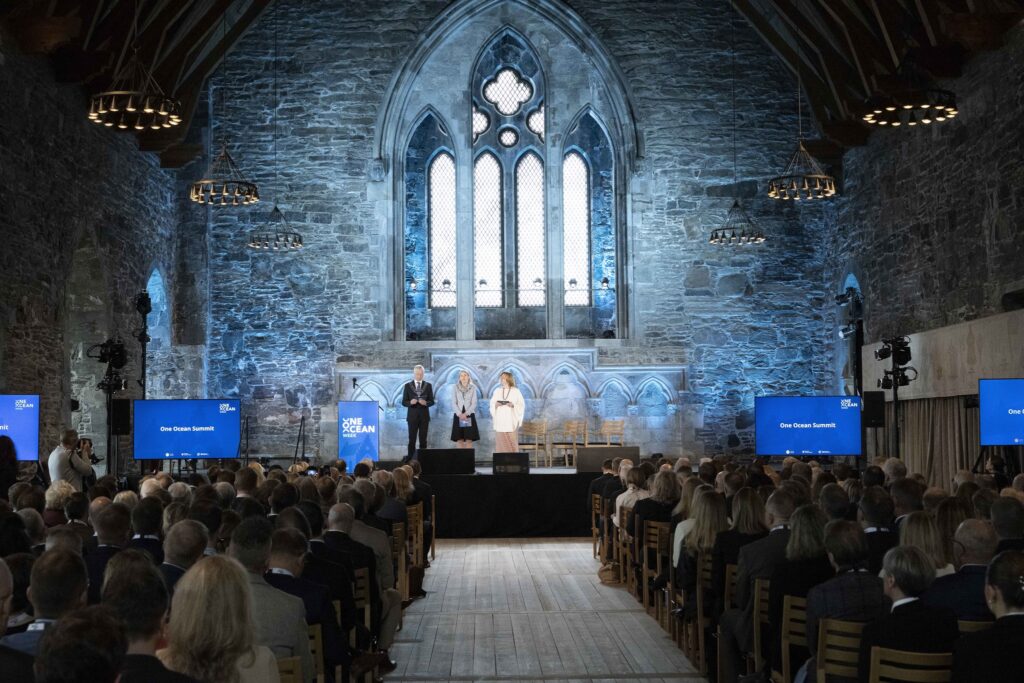 Bilde av publikum og foredragsholdere under One Ocean Summit konferansen i Håkonshallen 2025