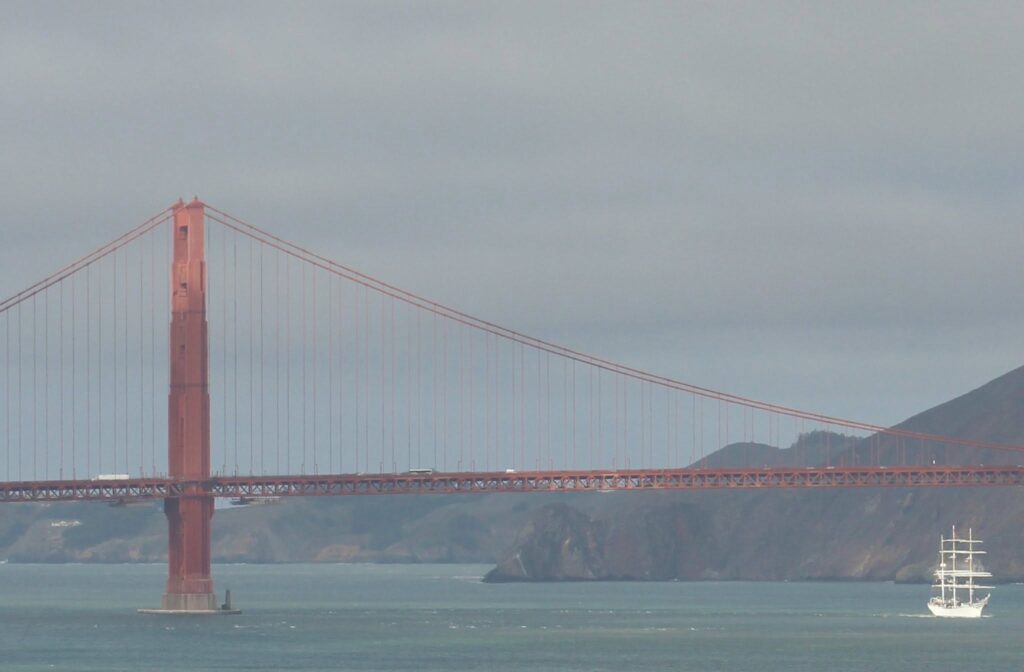 Seilskipet Statsraad Lehmkuhl passerer Golden Gate Bridge i San Fransisco