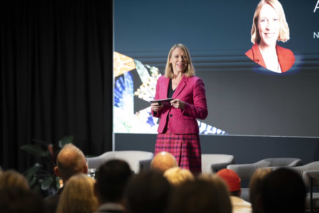 Ambassadør Anniken Huitfeldt på scenen under konferanse