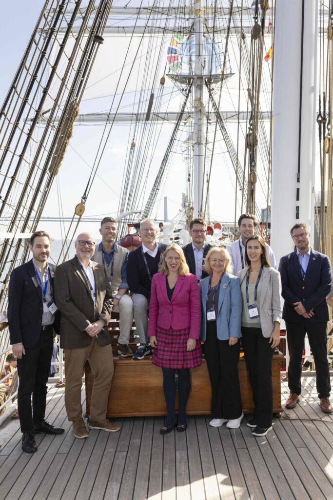 En gruppe mennesker poserer på dekket til statsraad lehmkuhl