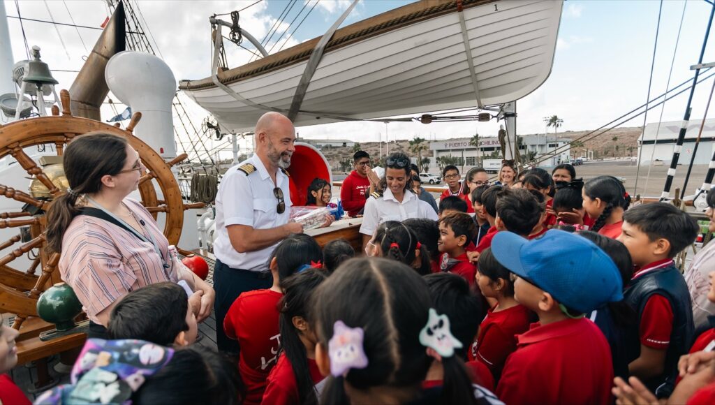 Kaptein på skip tar i mot barns flaskeposter