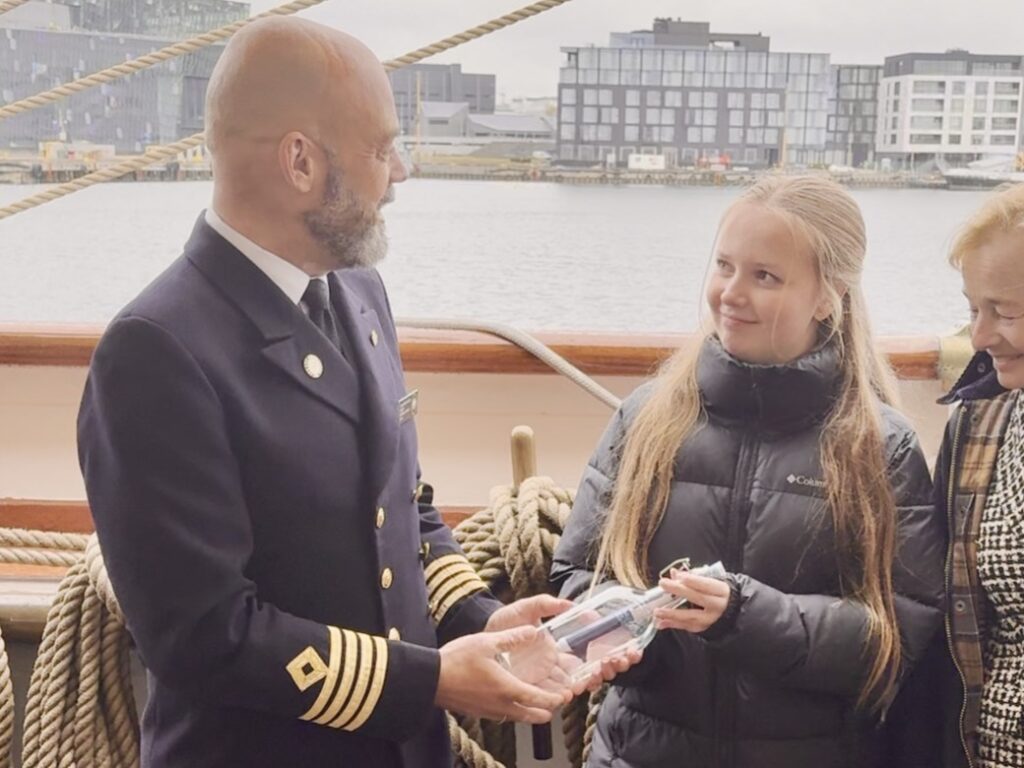 Flaskepost om havet – en elevutstilling fra Statsraad Lehmkuhls One Ocean Expedition