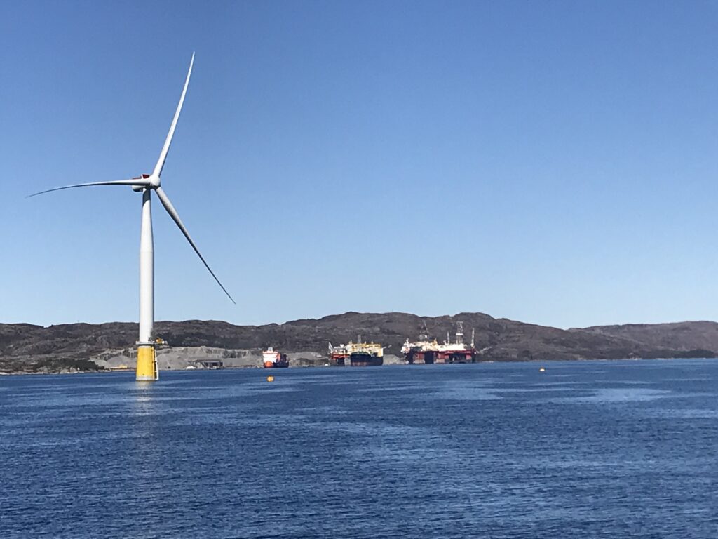 vindturbin med vestlandsnatur i bakgrunnen