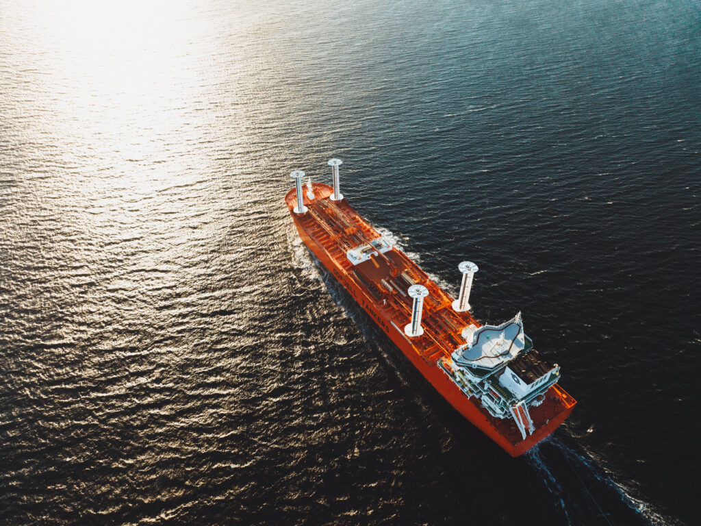 Frakteskipet Bow Olympus på åpent hav sett i fugleperspektiv.