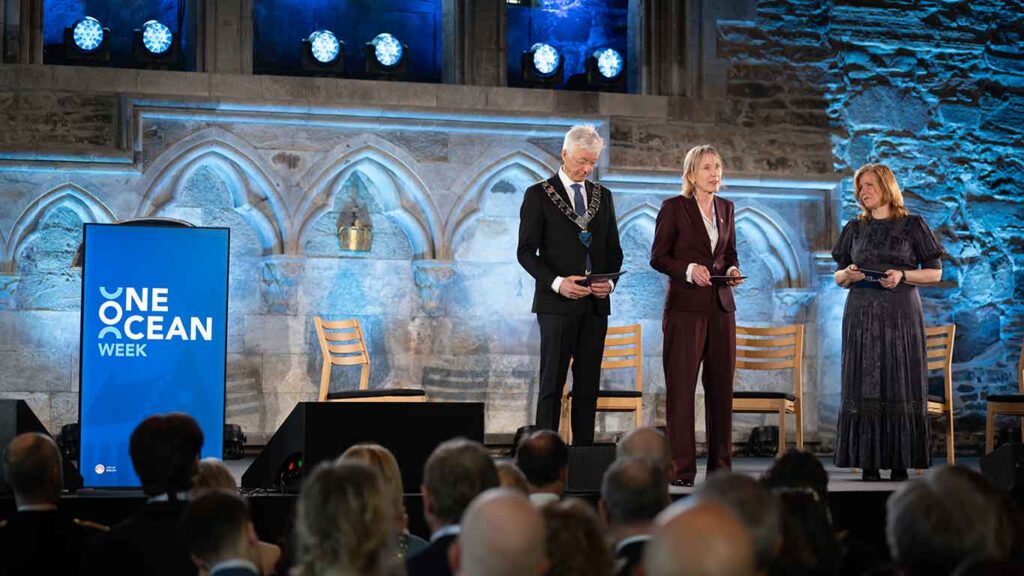 Jon Askeland, Margareth Hagen og Christine Meyer ønsket velkommen.