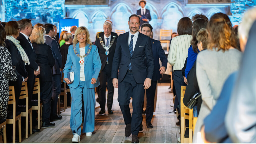 H.K.H. Kronprins Haakon går nedover midtgangen i Håkonshallen på One Ocean Summit 2026.