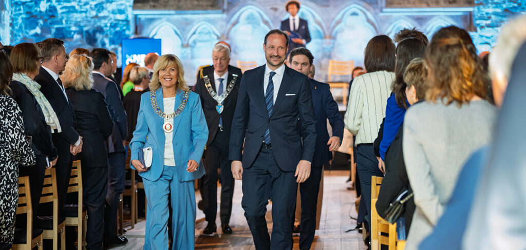 H.K.H. Kronprins Haakon går nedover midtgangen i Håkonshallen på One Ocean Summit 2026.