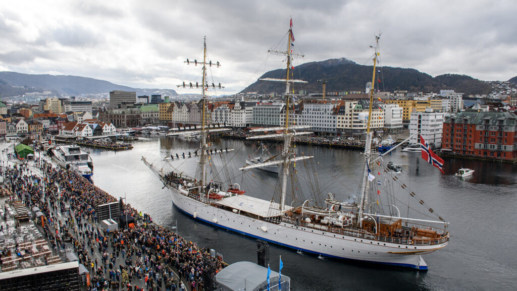 Publikum på Bryggen tar i mot Statsraad Lehmkuhl under åpningen av One Ocean Week 2026.