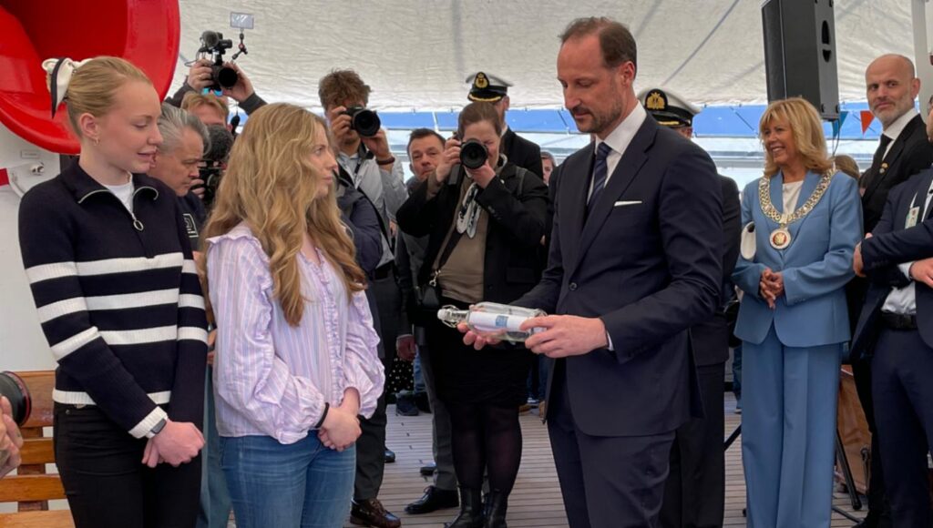 STERKT OG VIKTIG BODSKAP: - Det er eit sterkt og viktig bodskap om å ivareta havet ungdommane i Bergen har laga til verdas leiarar, og det er flott å sjå korleis "Message in a bottle"-prosjektet koplar unge stemmer over heile kloden saman i eit slikt felles bodskap, seier ordførar Marit Warncke. Ho viste H.K.H. Kronprins Haakon rundt i utstillinga.