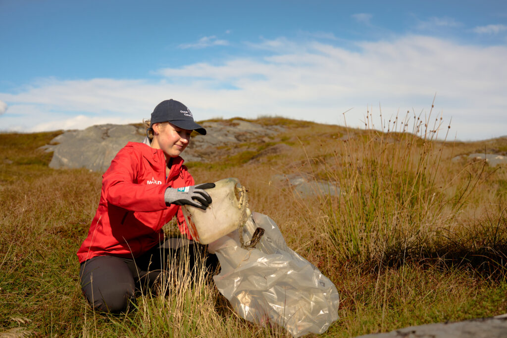 Plastjegerne, Guerrilla Plastic Movement og Hold Norge Rent åpnet Strandryddeuka 2025 på Smøla 12. september. Til stede var også Friluftsrådet Nordmøre og Romsdal, ReMidt, Smøla kommune og Friluftslivets år.