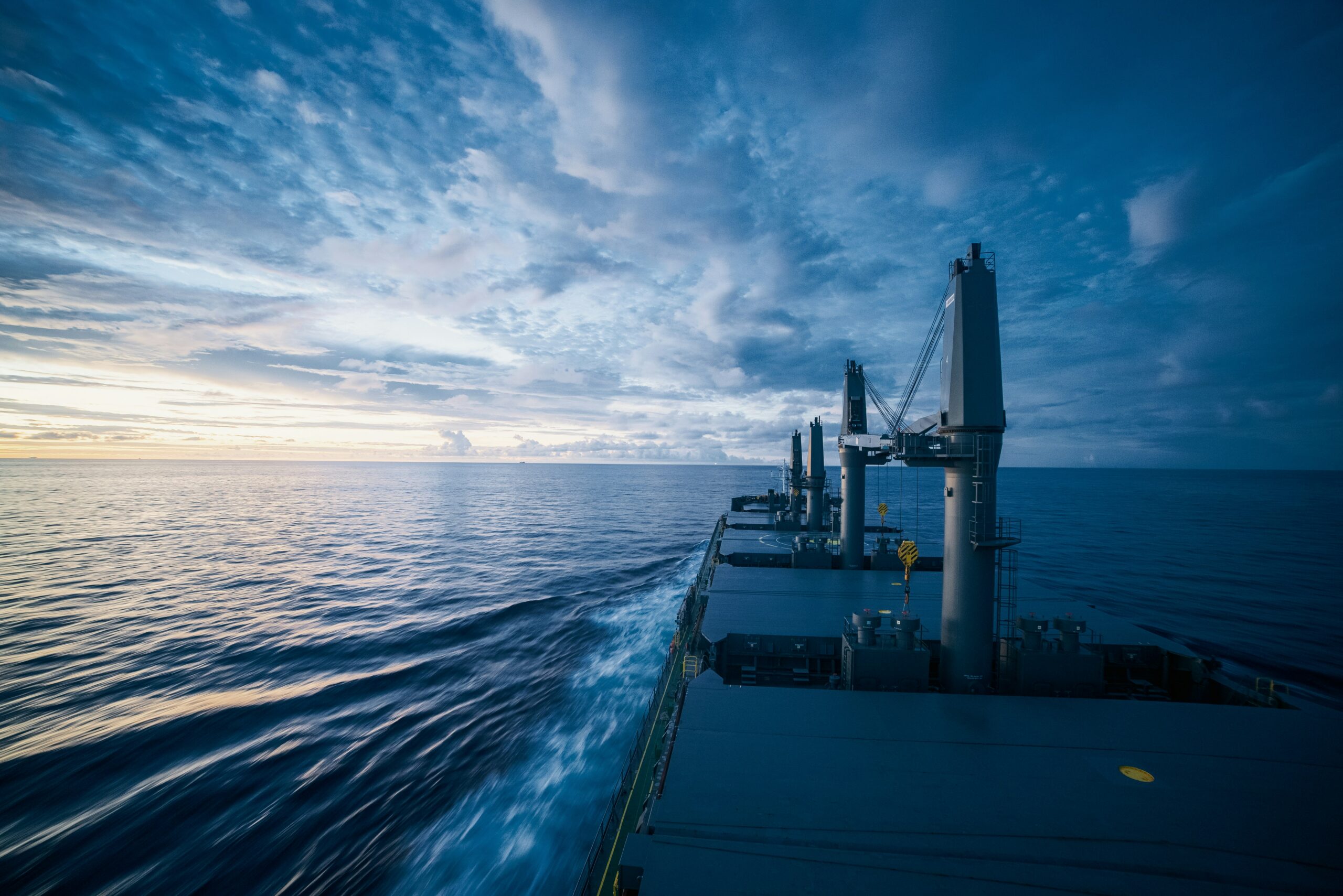 Bilde av tankskip på flatt hav.