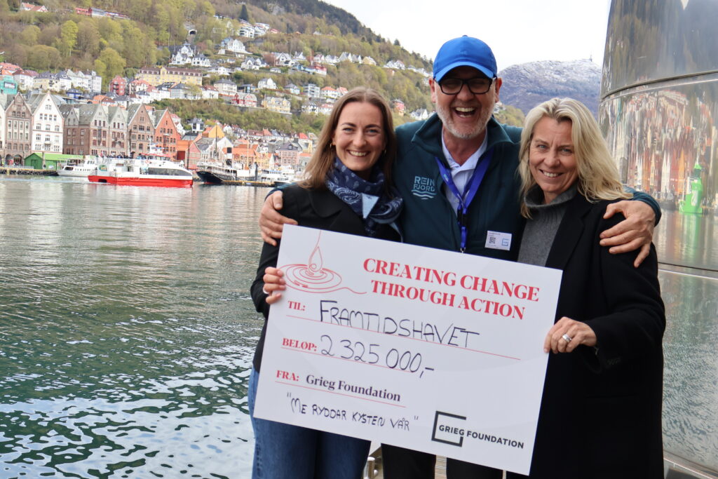 På bildet fra venstre: Annikken Grieg Sæthre (Grieg Foundation), Kenneth Bruvik (Framtidshavet), Ingvild Hestad (Grieg Foundation). FOTO: Elise Birkeland/Grieg Foundation 