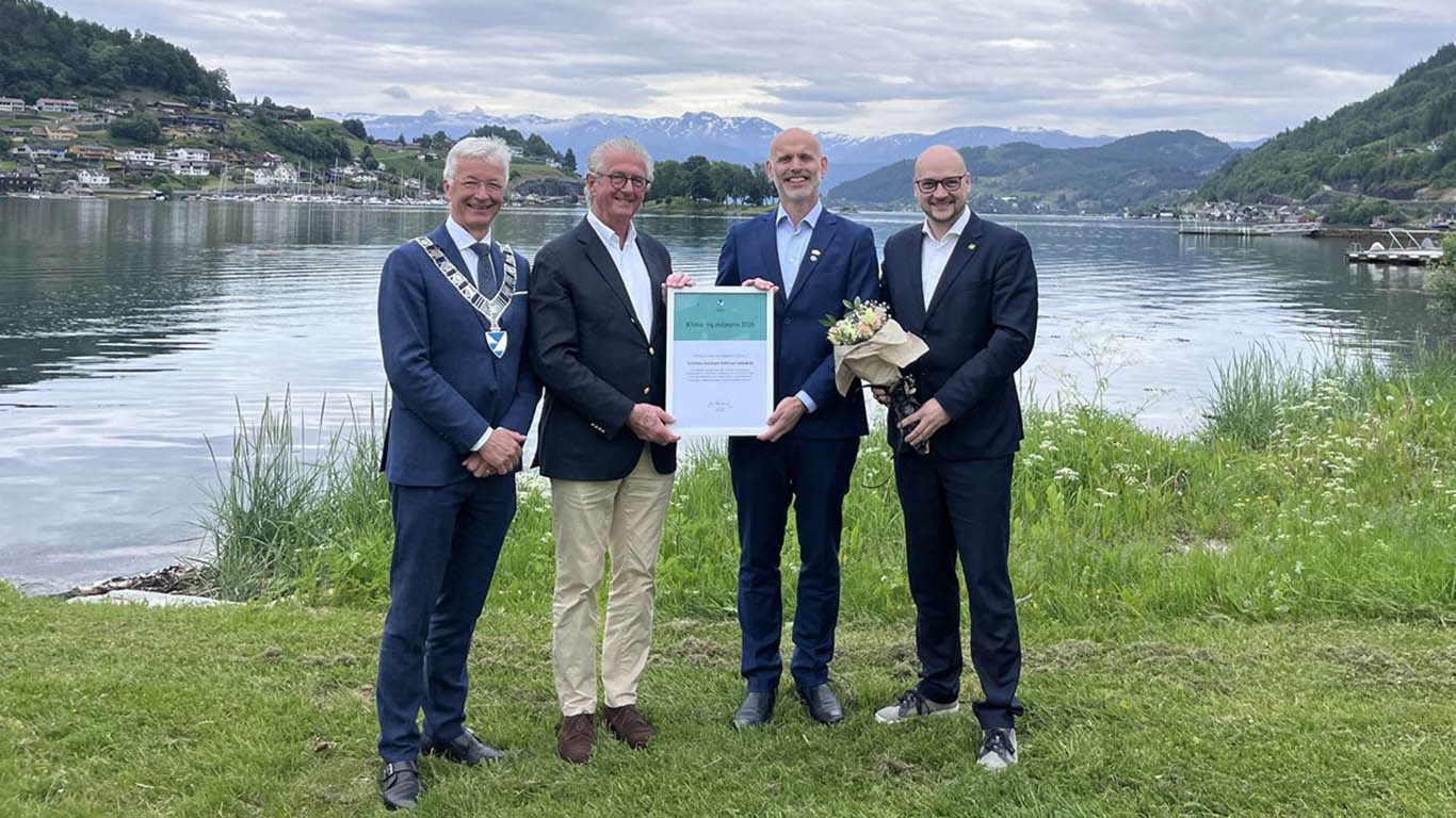 FEKK KLIMA- OG MILJØPRIS: Prisen vart delt ut under fylkestinget i Norheimsund onsdag 17. juni. Frå v.: Fylkesordførar Jon Askeland, styreleiar Bernt Jacob Pettersen i Stiftelsen Seilskipet Statsraad Lehmkuhl, Haakon S. Vatle, direktør i Stiftelsen Seilskipet Statsraad Lehmkuhl og leiar i innstillingsutvalet Nils-Anders Nøttseter (MDG). FOTO: Hilde Joranger Mæland, Vestland fylkeskommune)