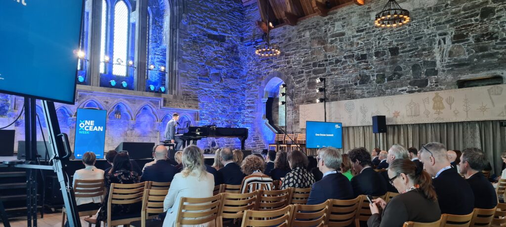 Kunstnerisk bidrag fra scenen under One Ocean Summit 2026 i Håkonshallen.