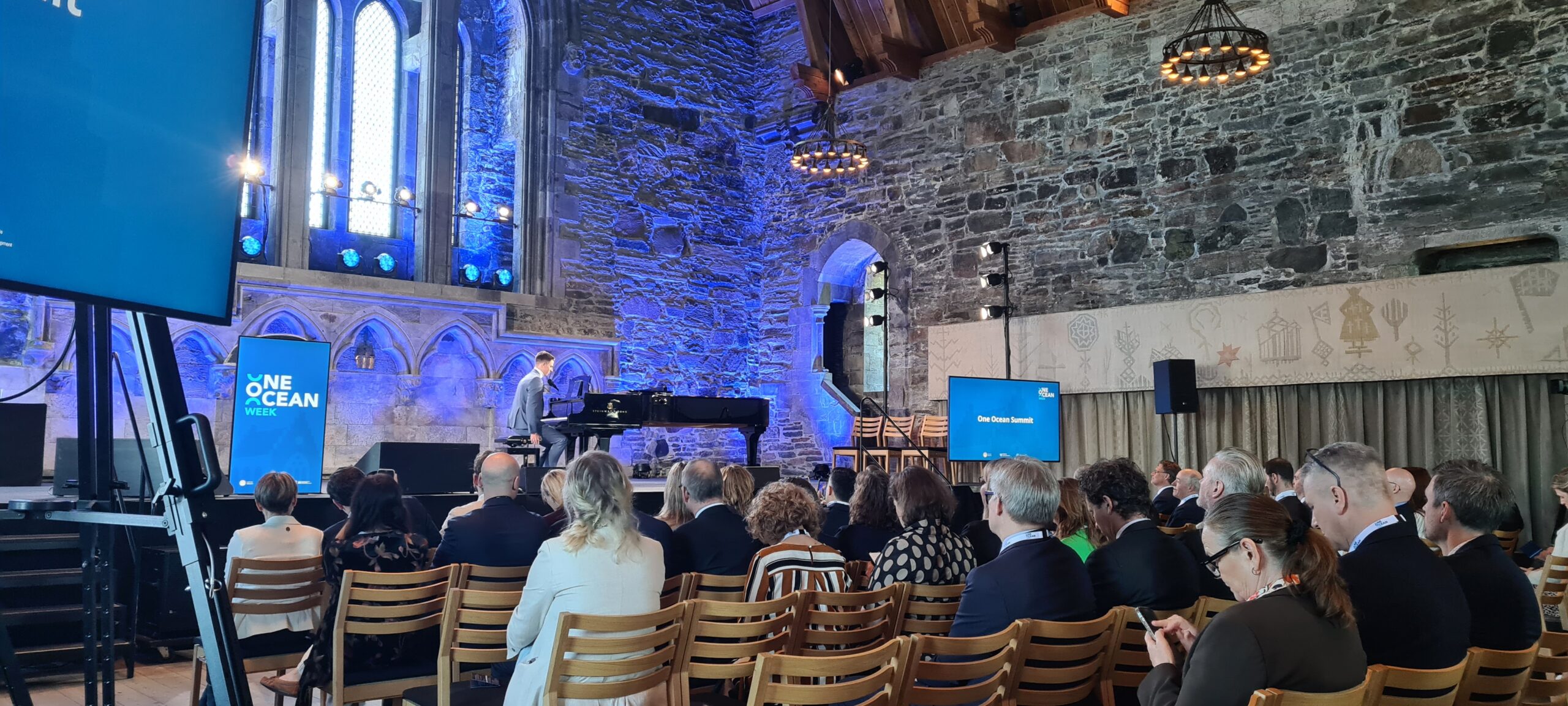Kunstnerisk bidrag fra scenen under One Ocean Summit 2026 i Håkonshallen.