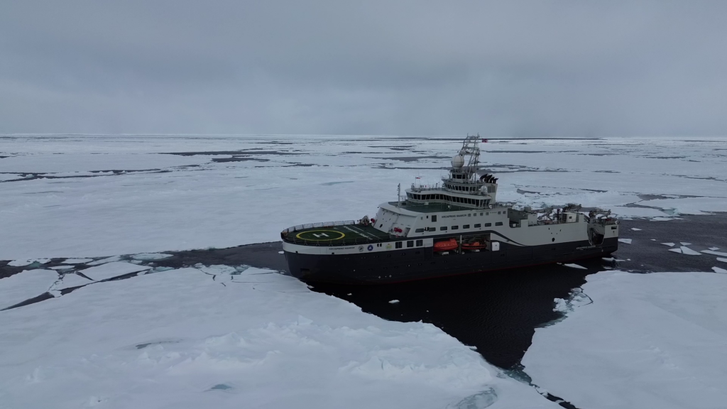 FF Kronprins Haakon ankom Nordpolen tidligere i sommer. Nå er skipet tilbake i Longyearbyen. Foto: Vegard Stüerzinger/Polhavet 2050/Norsk Polarinstitutt