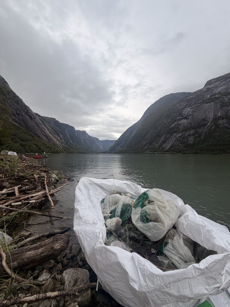 pose med avfall ved Hardangerfjorden
