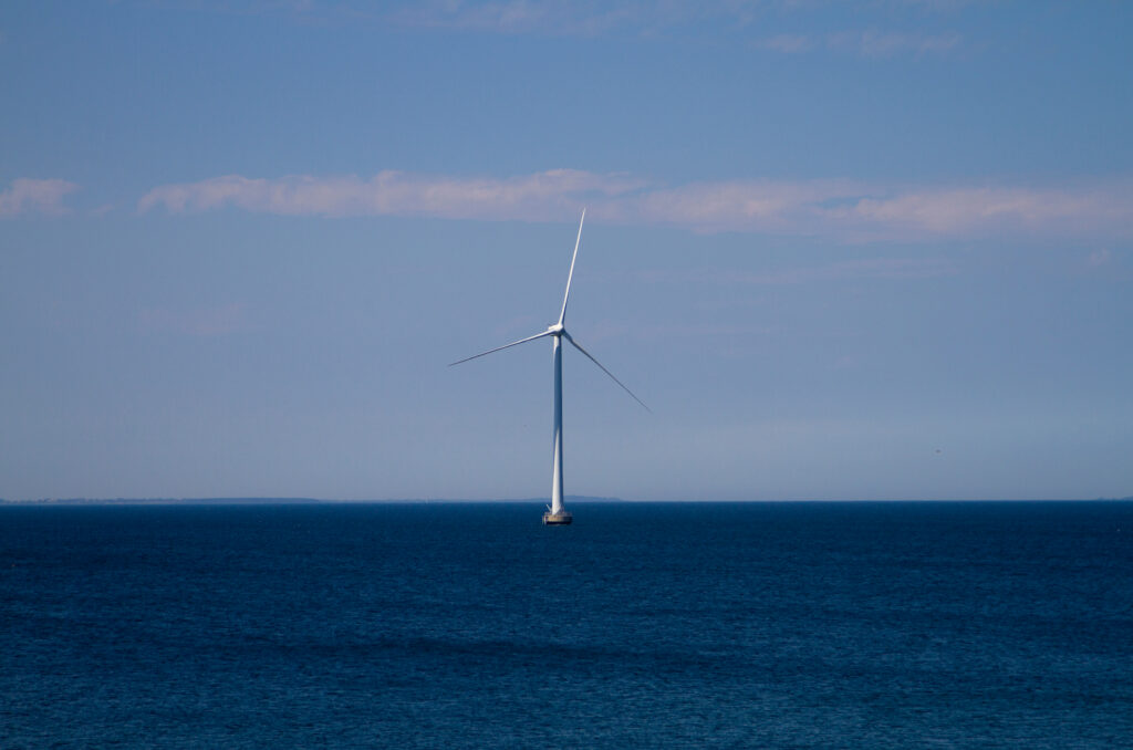 EUs innovasjonsfond har tildelt 36,4 milliarder kroner til 77 klima- og energiprosjekter i Europa. Støtten til de norske prosjektene utgjør 9 prosent av dette. Bildet viser vindmølle i havet utenfor Norge.